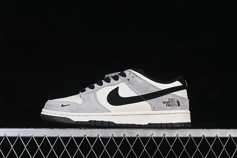 All categories Nk SB Dunk Series Nk SB Dunk Low High-end customized low-top sneakers Nike SB Dunk Low North Face joint gray and white suede High-end customized low-top casual sneakers DN3168-032